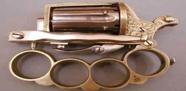 Ποιος ελβετικός σουγιάς; Δείτε πόσα όπλα μαζί είναι το περίστροφο «Αpache» (βίντεο)